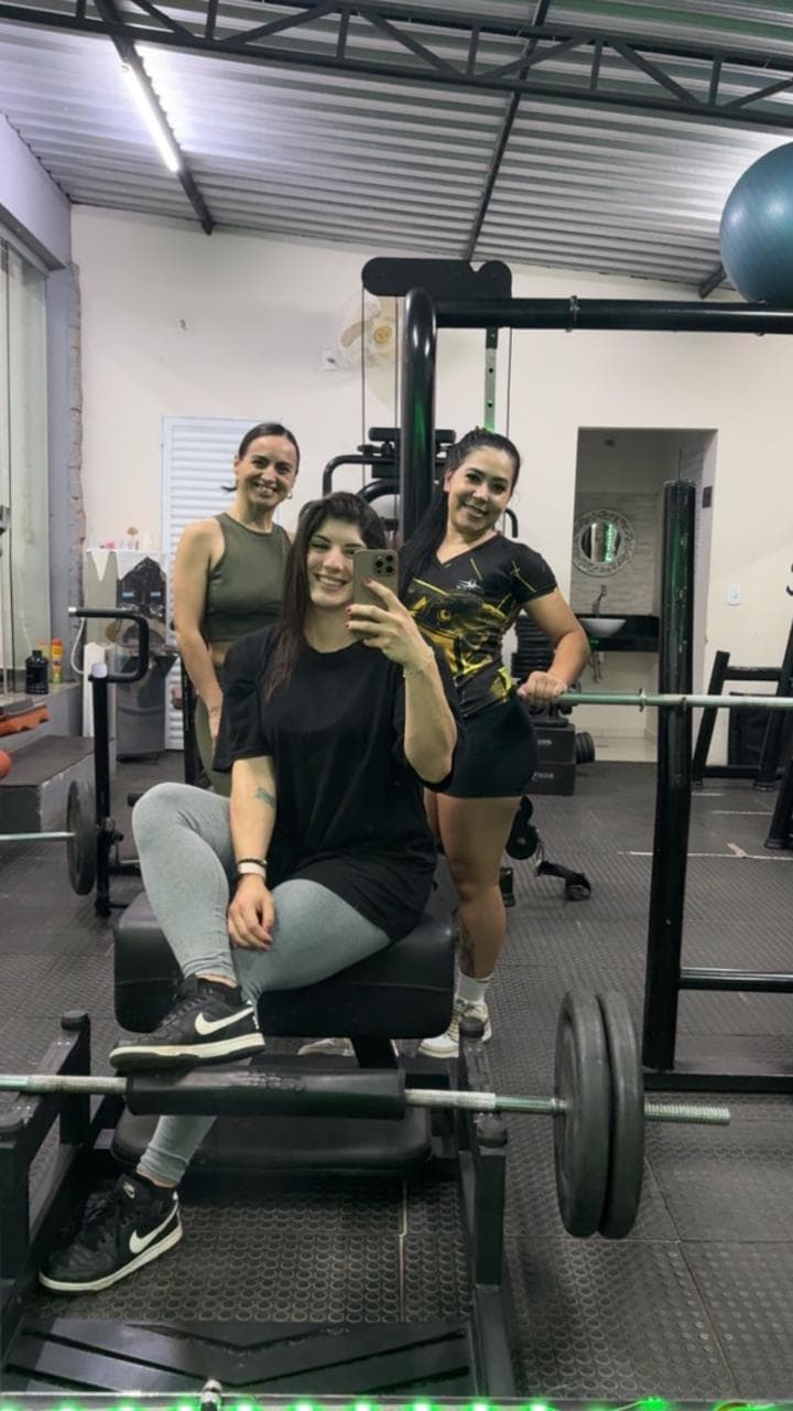 Bárbara Zalla com duas alunas no studio, em selfie no espelho